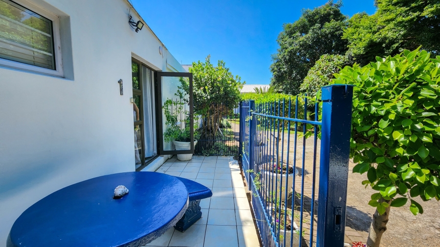 10 Bedroom Property for Sale in Bonza Bay Eastern Cape